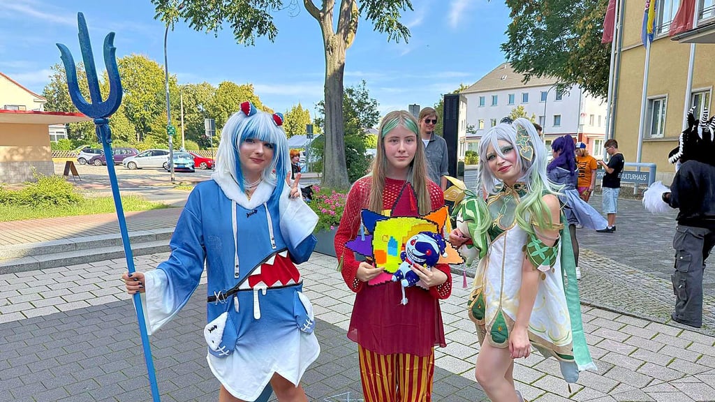 Das sind die Gewinnerinnen des Cosplay Wettbewerbs „Menschen in Alltagskleidung" vor dem Kulturhaus in Wolfen.