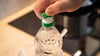 Mehr als ein Verschluss: Zieht man das Kunststoffsiegel der Flasche ab und dreht es um, kann es als Dosierhilfe dienen.