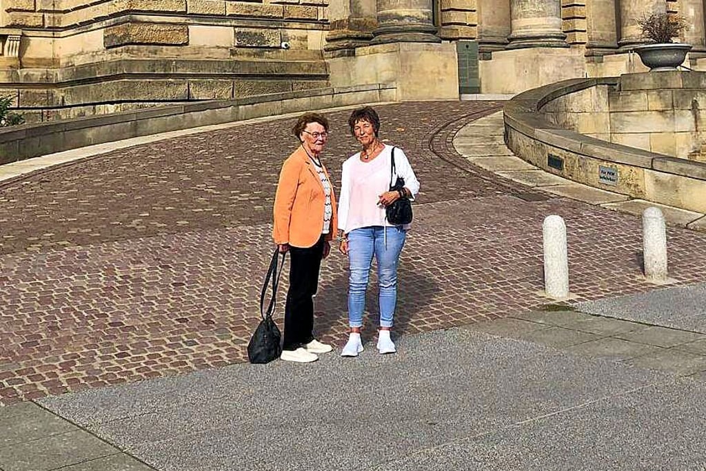 Birgit Pitschmann (rechts) mit ihrer Mutter Waltraud Leiding an der Auffahrt zum Bundesverwaltungsgericht in Leipzig.