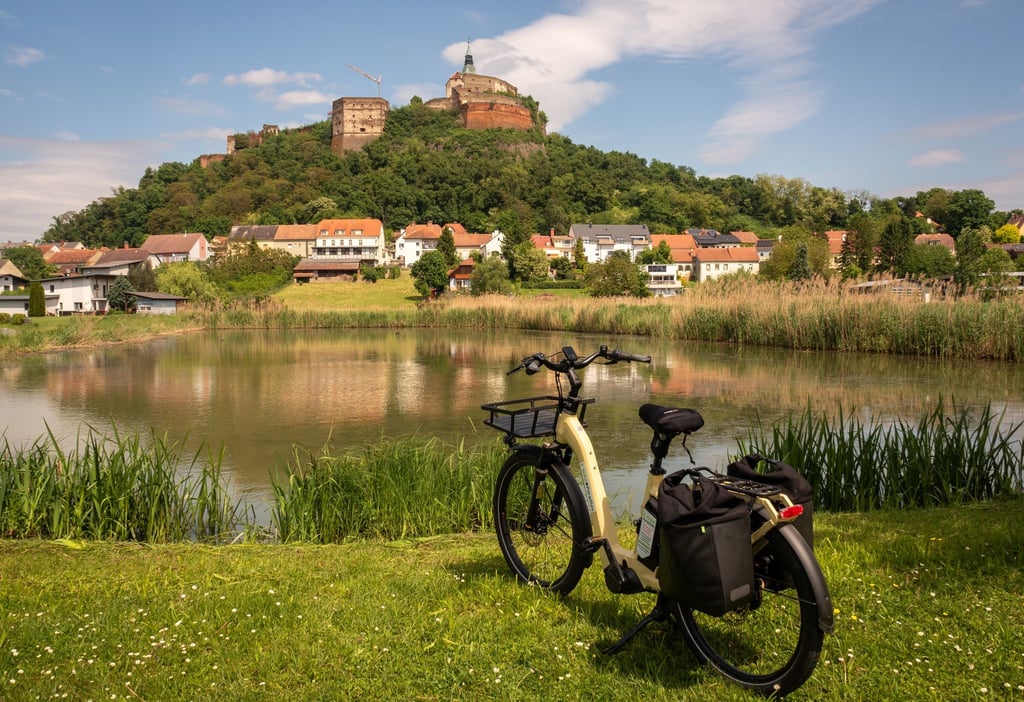 Sitzt auf einem erloschenen Vulkankegel: Burg Güssing, die auf der „Paradiesroute“ einer der schönsten Ausblicke bietet.