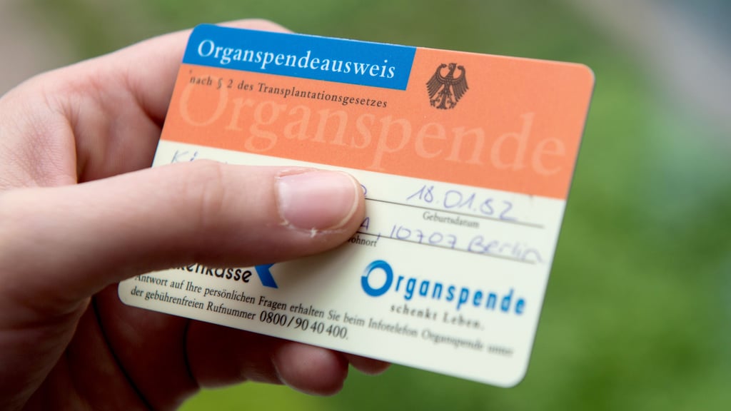 Bisher müssen Bürger in Deutschland einer Organspende zu Lebzeiten aktiv zustimmen.