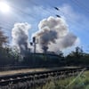 Ein Gebäude auf dem Bahnhofsgelände in Gerwisch steht in Flammen. Feuerwehren sind im Grißeinsatz.&nbsp;