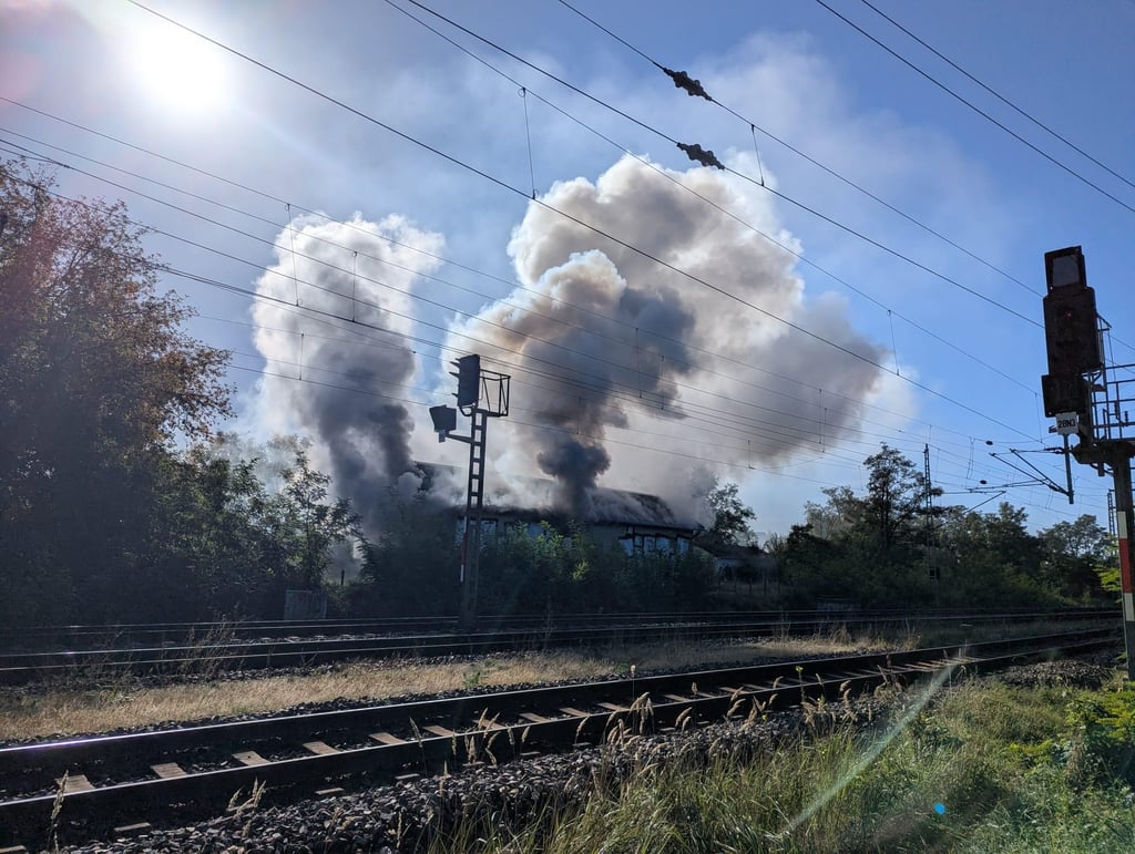 Ein Gebäude auf dem Bahnhofsgelände in Gerwisch steht in Flammen. Feuerwehren sind im Grißeinsatz.