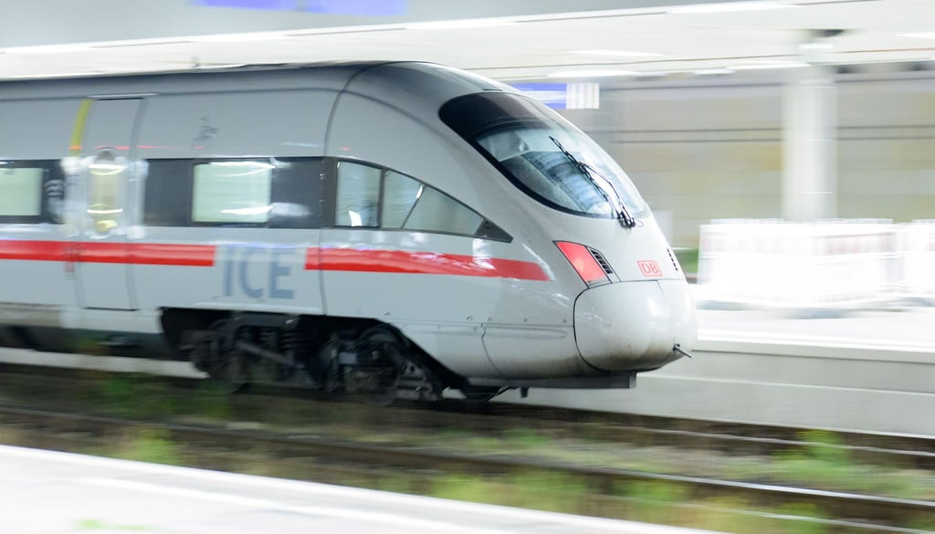Ein Stellwerkbrand sorgt für Beeinträchtigungen im Zugverkehr. (Archivbild)
