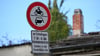 Vor manchen Schulen sind die Straßen zeitweise für den motorisierten Verkehr gesperrt.