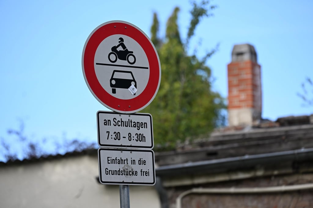 Vor manchen Schulen sind die Straßen zeitweise für den motorisierten Verkehr gesperrt.
