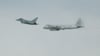 Dieses von der Luftwaffe zur Verfügung gestellte Foto zeigt einen Eurofighter der Bundeswehr (l) und ein russisches Aufklärungsflugzeug. (Archivbild)