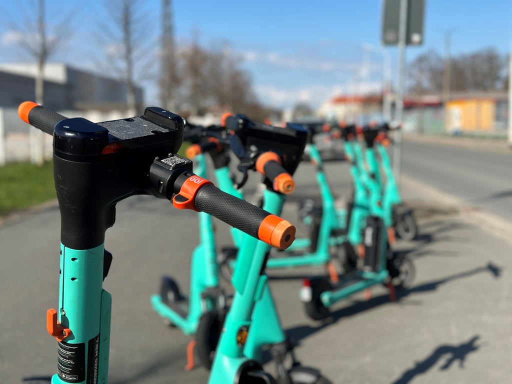Elektrische Roller stehen in vielen größeren Städten bereit, hier in Halle.