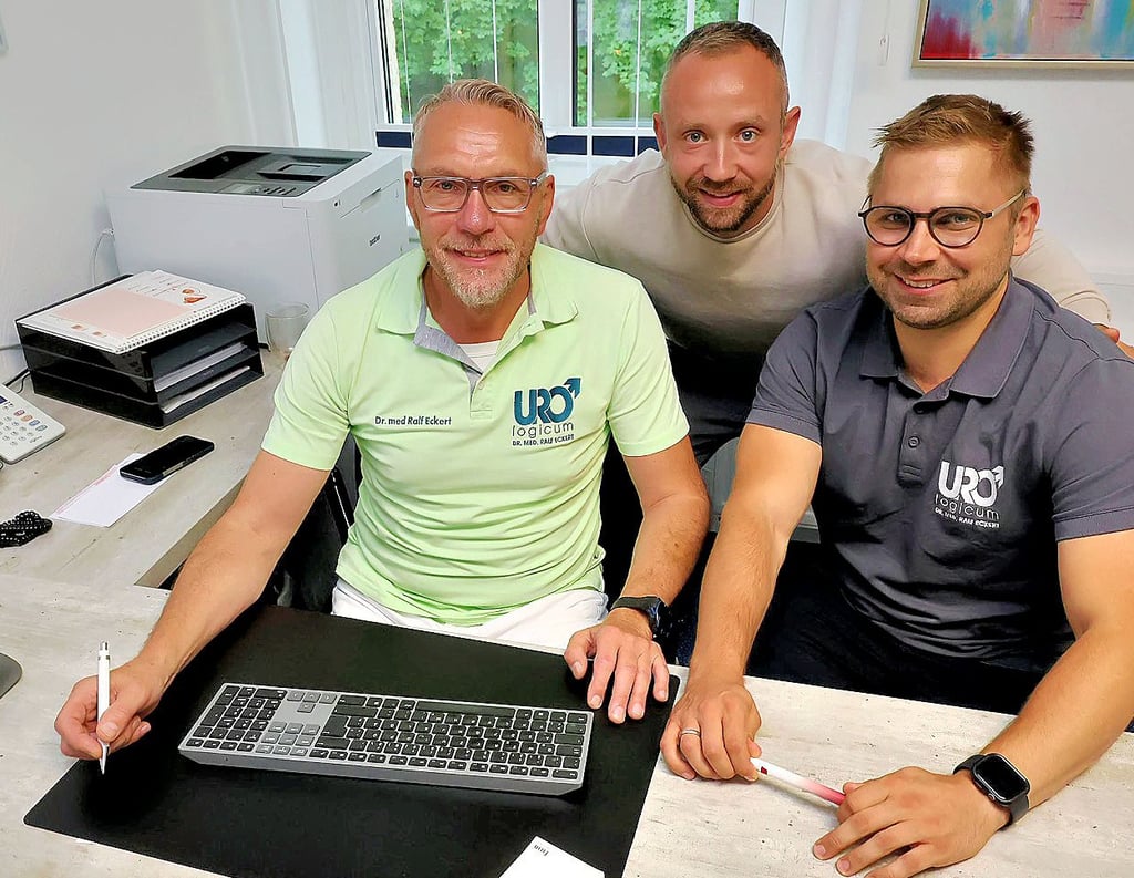 Der Leiter des „Urologicums“, Ralf Eckert (links), sein Stellvertreter Felix Lindner (rechts) und Praxismanager Tobias Werthmann (Mitte) durften sich in Hamburg über den Alexander-von-Lichtenberg-Preis freuen.