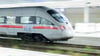 Ein Stellwerkbrand sorgt für Beeinträchtigungen im Zugverkehr. (Archivbild)