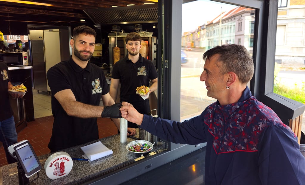 Emirhan Ulubay und sein Geschäftspartner Olecsandrovic Khobotov (Mitte), hier mit Stammkunde André Steigemann (rechts) kommen ihren Ziel täglich ein Stück näher.