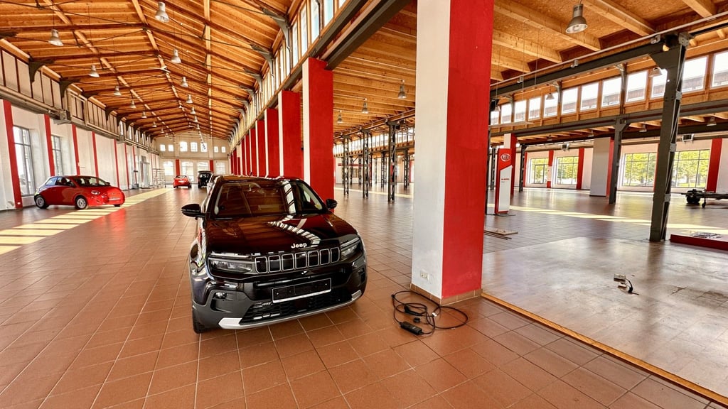 Im Showroom des Autohauses herrscht bereits gähnende Leere.