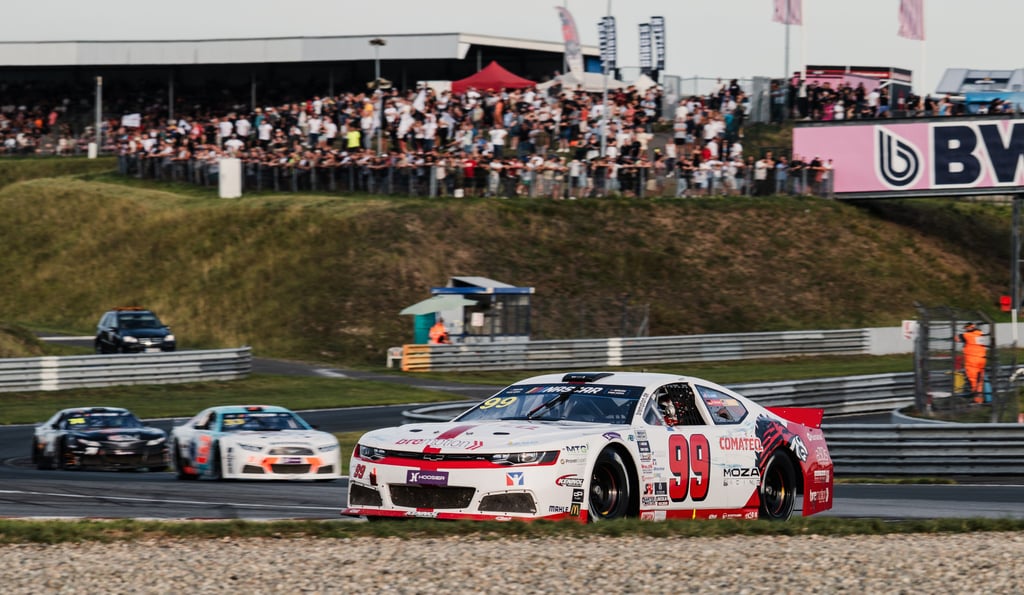 Dominique Schaak im Camaro mit der Nummer 99 hat seinen neunten Platz in der Gesamtwertung verteidigt.