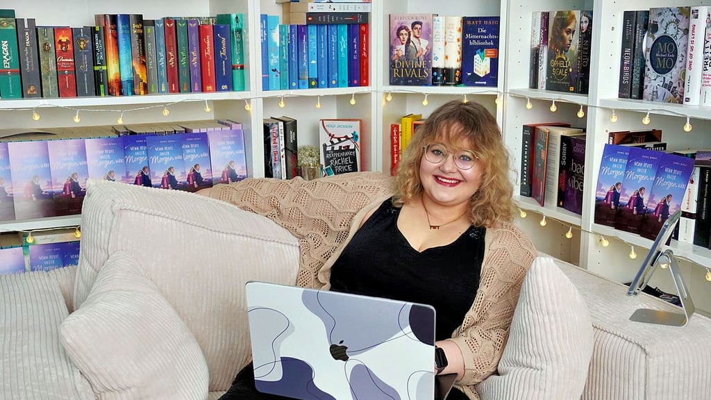 Sophie Herbst macht es sich in ihrem Schreib- und Lesesessel bequem.