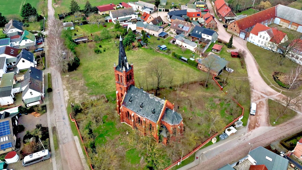 Thuraus Kirche aus der Vogelperspektive: „Das Ganze hat uns keinen Cent gekostet“, freut sich Vereinsvorsitzende Iris Schumacher.
