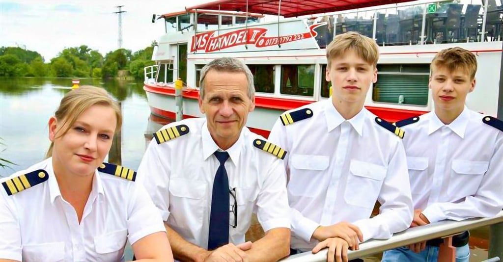 Steuerfrau Julia Sorge (v. l.), Saale-Kapitän Rüdiger Ruwolt und dessen Söhne Aaron und Simon freuen sich auf Gäste.