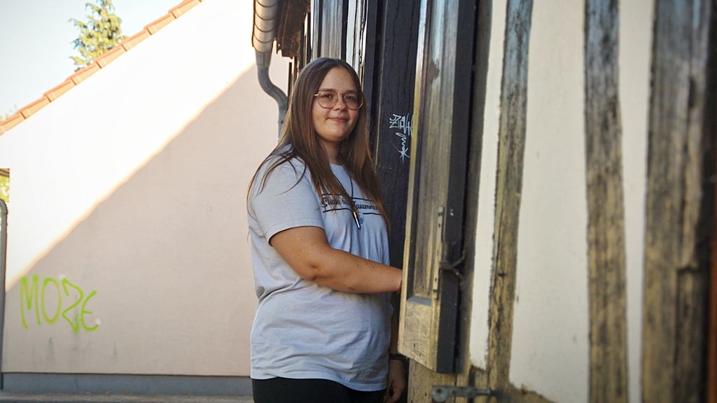 Elena Singer vom Jugendclub Wolmirstedt hofft, dass das Gebäude, in dem sich der Jugendclub befindet, saniert wird. Sie und viele weitere Jugendliche fühlen sich von der Stadt mit dem Plan eines Neubaus an anderer Stelle übergangen.