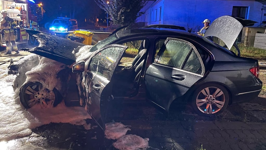Ein Pkw ist in der Nacht in Halberstadt in Flammen aufgegangen.