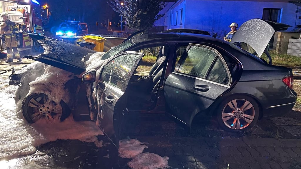 Ein Pkw ist in der Nacht in Halberstadt in Flammen aufgegangen.