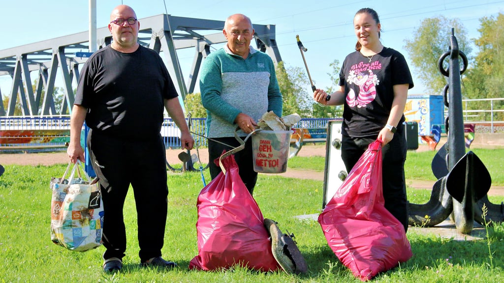 Als eine von 14 Initiativen sammelte der Stammtisch der Vereine Roßlau zum World Clean Up Day 2025 Müll und Abfälle rund um den Elbbalkon.