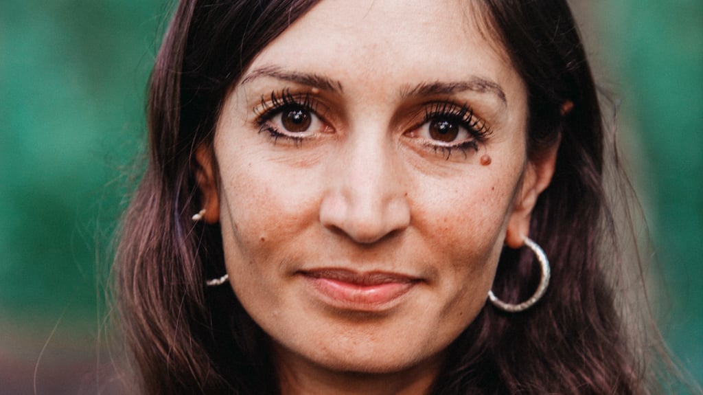 Gilda Sahebi ist zu einer Lesung in Magdeburg zu Gast.
