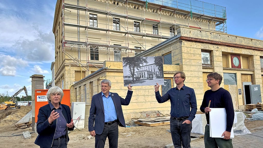 Architektin Bärbel Kannenberg gibt eine Liebeserklärung an den Bahnhof Wittenberge ab. Der Anbau aus den 1920er Jahren diente jahrelang als Haupteingang.