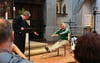 Laienpredigt mit Sporteinlage: Zu Ehren ihres ehemaligen Sportlehrers haben Rechtsanwalt Jörg-Thomas Wissenbach (l.) und Wolfgang Marenbach, einstiger Mitschüler und Leistungsturner, eine Performance in der Marktkirche vorgetragen - zur Erheiterung aller ehemaligen Klassenkameraden. 