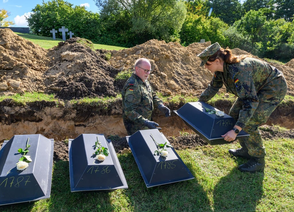 In kleinen Särgen befinden sich die Gebeine vieler Soldaten aus dem Zweiten Weltkrieg.