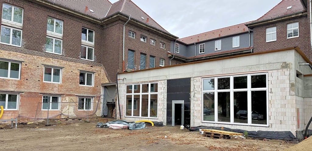 Das ehemalige Gymnasium Egeln, das zu einem Seniorenheim um- und ausgebaut wird, erhielt auf dem Hof einen Anbau. Er soll als Speiseraum sowie auch für Veranstaltungen genutzt werden.