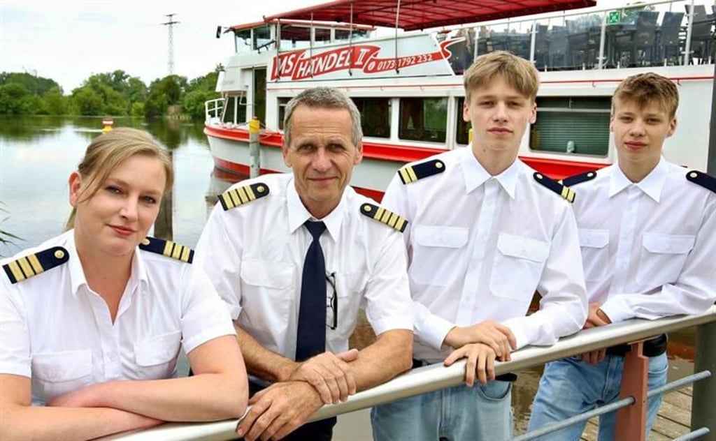 Haben aus besonderen Gründen eine neue Tour im Fahrplan der MS „Händel II“: Steuerfrau Julia Sorge (v. l.), Saale-Kapitän Rüdiger Ruwolt und dessen Söhne Aaron und Simon, die im Familien-Unternehmen die Ausbildung zum Kapitän in der Binnenschifffahrt absolvieren