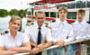 Haben aus besonderen Gründen eine neue Tour im Fahrplan der MS „Händel II“: Steuerfrau Julia Sorge (v. l.), Saale-Kapitän Rüdiger Ruwolt und dessen Söhne  Aaron und  Simon, die im Familien-Unternehmen die Ausbildung zum Kapitän in der Binnenschifffahrt absolvieren