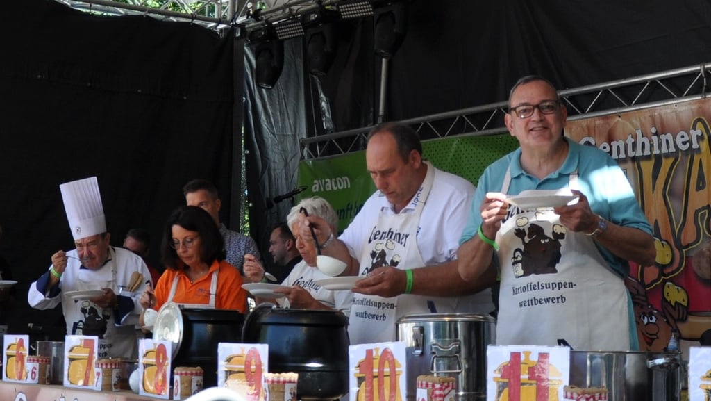 Eine zehnköpfige Jury probierte sich durch die Kartoffelsuppenkraetionen. Unter ihnen Vereinsschaffende, Firmenchefs und Volksstimme-Chefreporter Thomas Pusch (re.).