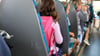 Viele Kinder nehmen im ländlichen Brandenburg mit dem Bus ihren Schulweg auf sich. (Archivbild)
