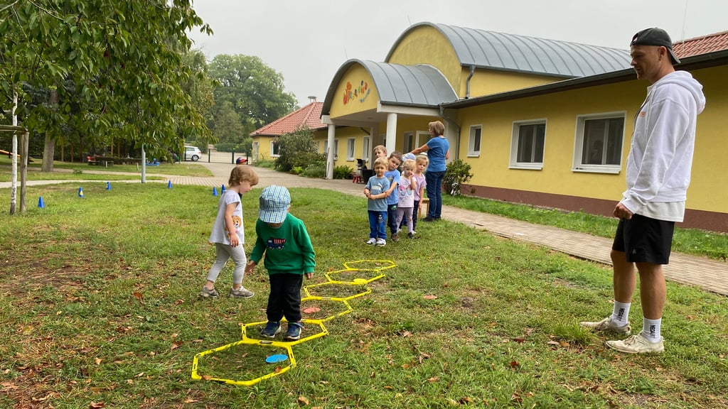 Jakobus Henkel betreut die Kinder der Jerichower Kita beim Bewegungs-Parcours.