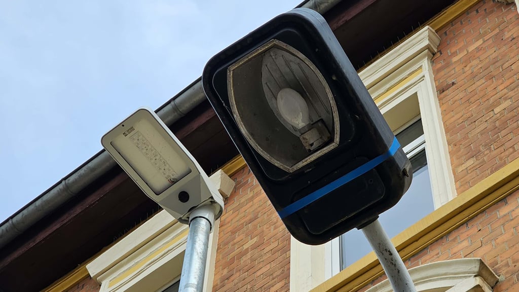Doppelte Freude? Zwei Laternen vorm Haus von Familie Oppermann sorgen Kopfschütteln.