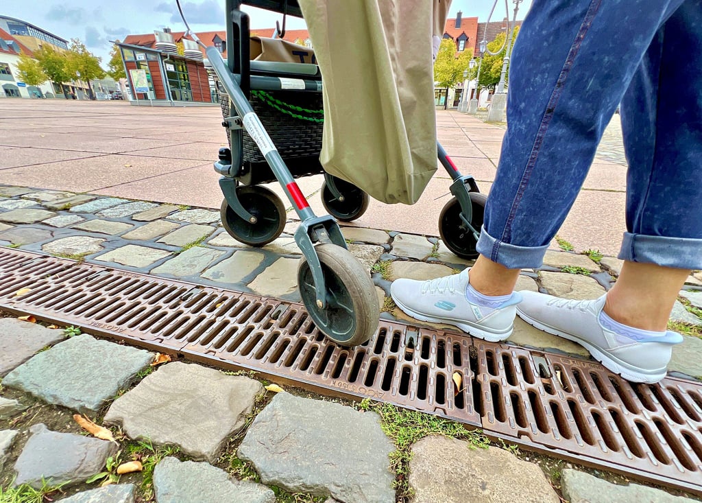 Das Pflaster auf dem Karlsplatz ist nicht überall mit Teer verfugt. Ob es gut begehbar ist, dazu gibt es geteilte Meinungen.