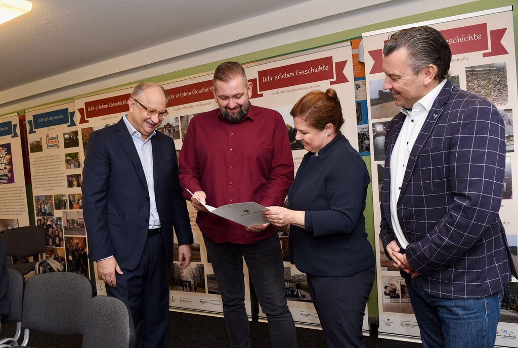 Justizministerin Franziska Weidinger und Justizstaatssekretär Steffen Eckold (li.) übergeben Förderbescheide an den KKJR in Person von Jürgen Frenzel (2.v.l). Landrat André Schröder (r.) begrüßt das Projekt ebenfalls.