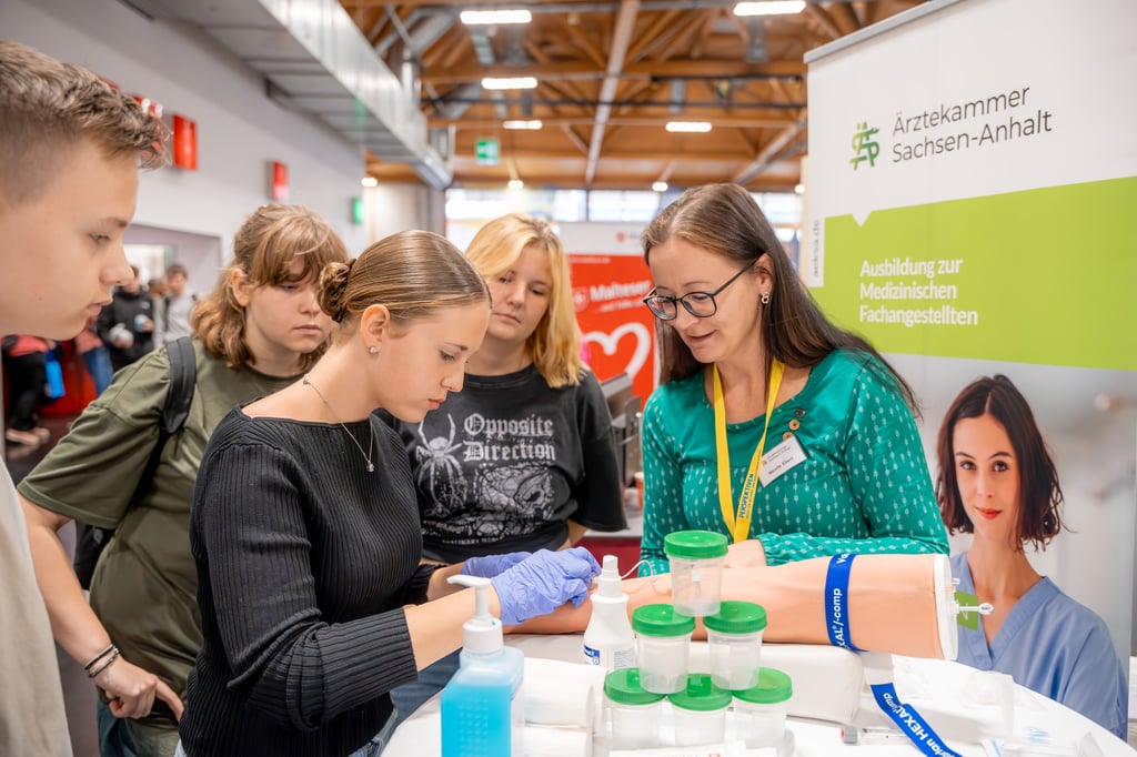 Beruf hautnah: Kinder und Jugendliche informieren sich am Stand der Ärztekammer über Ausbildung und Karriere in der Medizin.