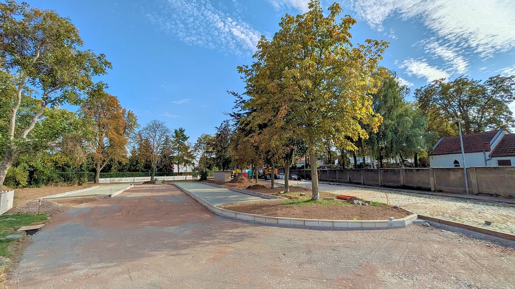 Der Bau des neuen Parkplatzes in Tröglitz in der Ernst-Thälmann- und Grenzstraße geht zügig voran. Dabei wurde der vorhandene Baumbestand auf der früheren Hundewiese gegenüber dem Friedhof in die Planung mit einbezogen. Bis Mitte Oktober sollen die Bauarbeiten abgeschlossen sein.