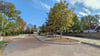 Der Bau des neuen Parkplatzes in Tröglitz in der Ernst-Thälmann- und Grenzstraße geht zügig voran. Dabei wurde der vorhandene Baumbestand auf der früheren Hundewiese gegenüber dem Friedhof in die Planung mit einbezogen. Bis Mitte Oktober sollen die Bauarbeiten abgeschlossen sein.  