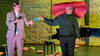 Theater Naumburg: Der Bürgermeister (Ruth Weingarten)  nimmt den Scheck der alten Dame (Hans-Georg Pachmann) entgegen.