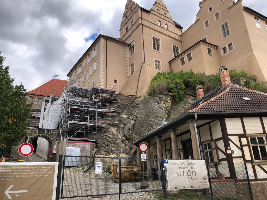 Seit mehr als zwei Jahren steht an der Stützwand am Jägergarten ein Gerüst, wird an deren Sanierung gearbeitet.