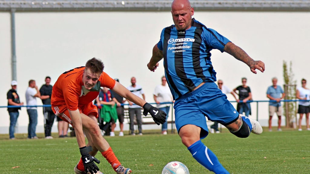 Seeland-Stürmer Christopher Werle umkurvt Drohndorfs Keeper Nils Weißert und schießt ins Tor – der SCS feierte einen klaren Heimsieg.