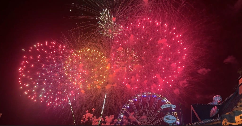Himmelspektakel zum Finale der Eisleber Wiese über Eisleben: Viel Applaus erntete das Abschlussfeuerwerk von den offenbar zufriedenen Besuchern der Wiese am Montag in Eisleben.