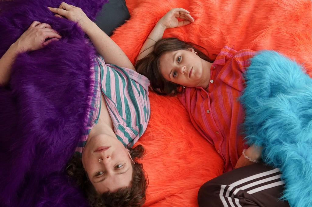 Sophie Lenglachner (links) und Kristin Fabig widmen sich in ihrer Performance dem Thema Long-Covid. Aufgeführt wird diese im Theater Magdeburg.