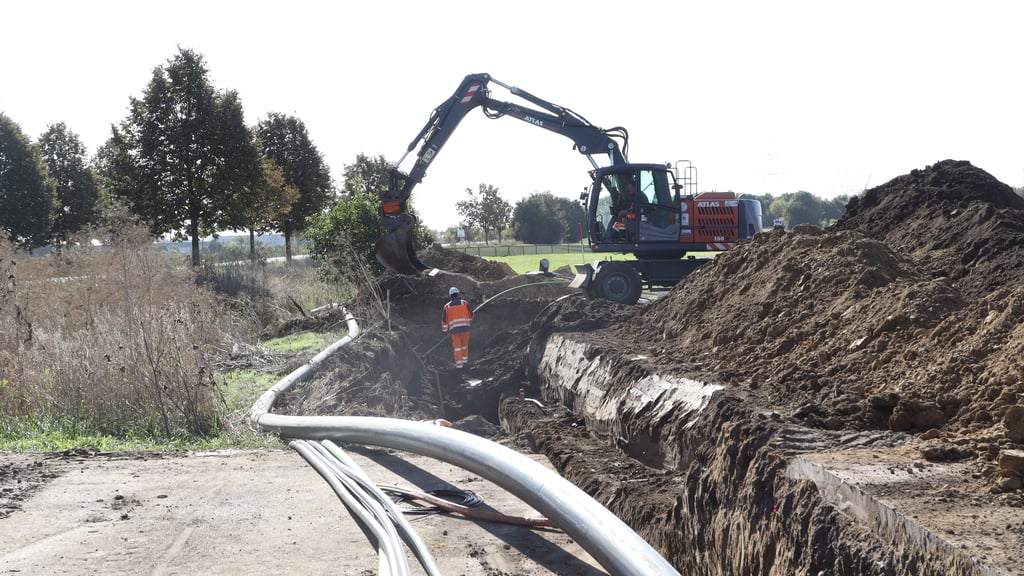 Die Leitungsverlegungen an der Bundesstraße 71 bei Meitzendorf laufen auf vollen Touren. Die Arbeiten sind notwendig, um das Baufeld für die Brücke über die künftige A14 freizumachen.
