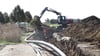 Die Leitungsverlegungen an der Bundesstraße 71 bei Meitzendorf laufen auf vollen Touren. Die Arbeiten sind notwendig, um das Baufeld für die Brücke über die künftige A14 freizumachen.