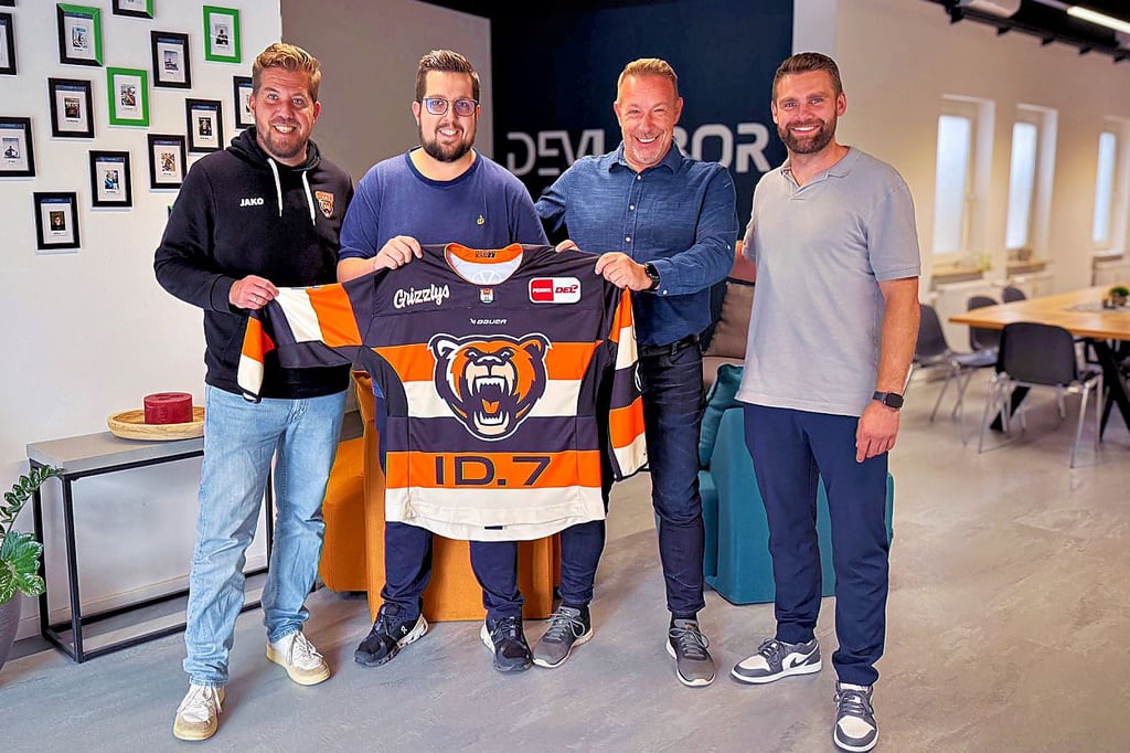 Simon Drühmel (Leiter Sponsoring Grizzlys Wolfsburg, von links), Jeffrey Reichardt (Geschäftsführer Bytehaus), Falko Reichardt (Vertrieb Bytehaus), Gerrit Fauser (Grizzlys) bei der Trikotübergabe anlässlich der Kooperation.