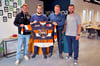 Simon Drühmel (Leiter Sponsoring Grizzlys Wolfsburg, von links), Jeffrey Reichardt (Geschäftsführer Bytehaus), Falko Reichardt (Vertrieb Bytehaus), Gerrit Fauser (Grizzlys) bei der  Trikotübergabe anlässlich der Kooperation. 