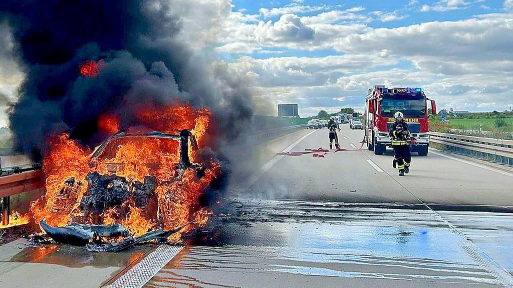 Der Mercedes brennt lichterloh.